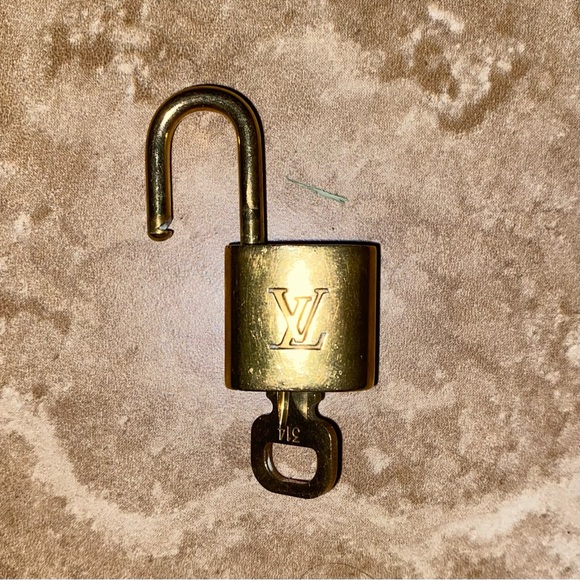Authenticated Louis Vuitton Lock 🔐 Key with polishing cloth - Picture 3 of 4